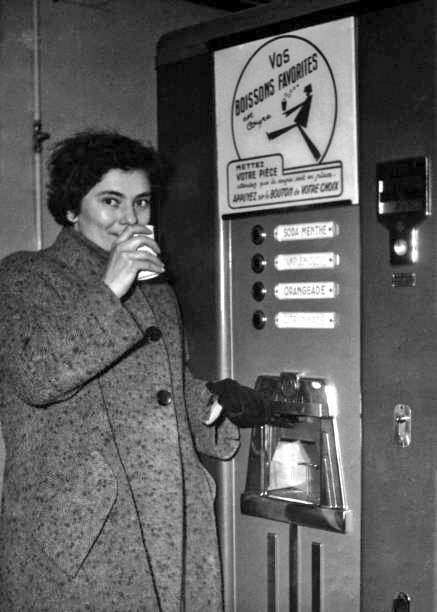 Keystone-France. Un jus d'orange, métro Hôtel de Ville c.1950. Paris RATP