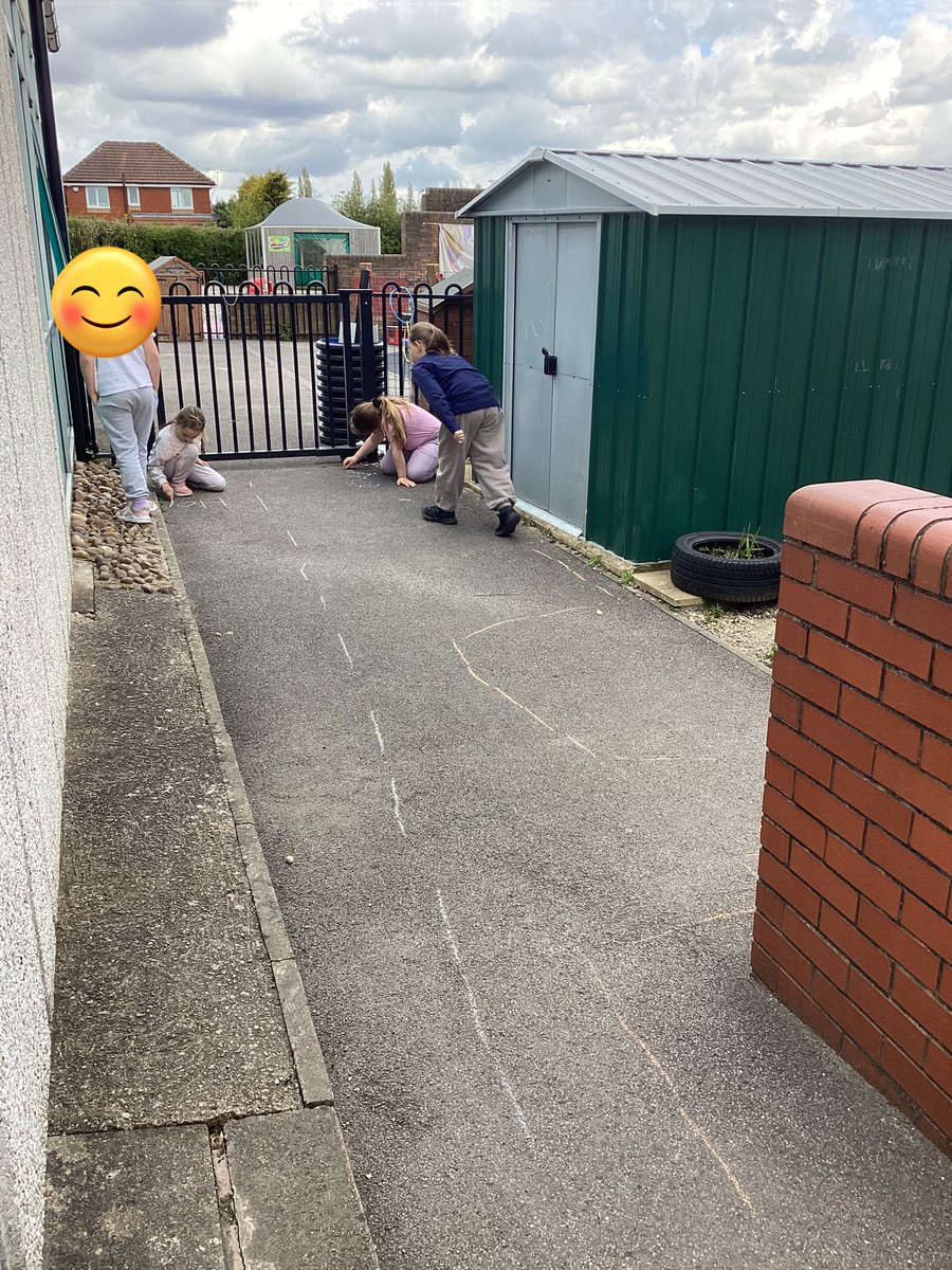Year 3 enjoyed painting and using the chalks outside during our creativity and self expression afternoon for Health and Wellbeing. #joeyshealthandwellbeing @stjs_staveley