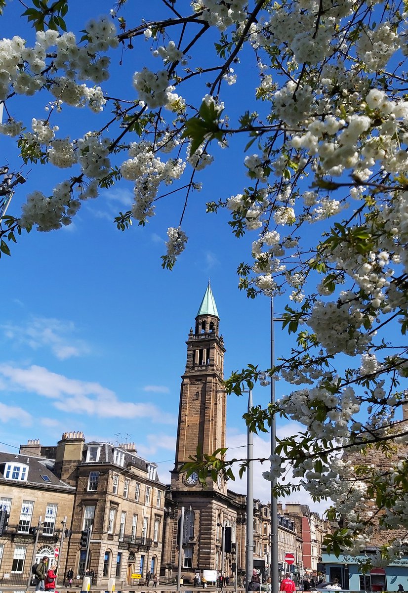 Sunny day in Edinburgh 🥰 Happy Friday my friends! Wishing you a lovely day 💙