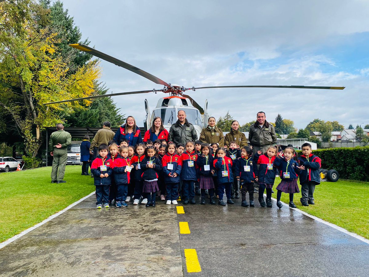 Carabineros de la Sección Aérea #Araucanía reciben la grata visita de niños, niñas y docentes de escuelas de #Temuco y #PadreLasCasas estrechando lazos con la comunidad en el marco del 97° Aniversario de Carabineros de Chile. #CarabinerosDeTodos