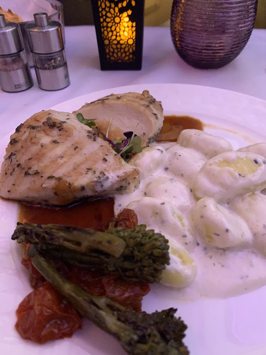 This was lunch on QR today … juicy chicken with gnocchi in a Gorgonzola cream sauce … I may have licked the plate #qatarairways