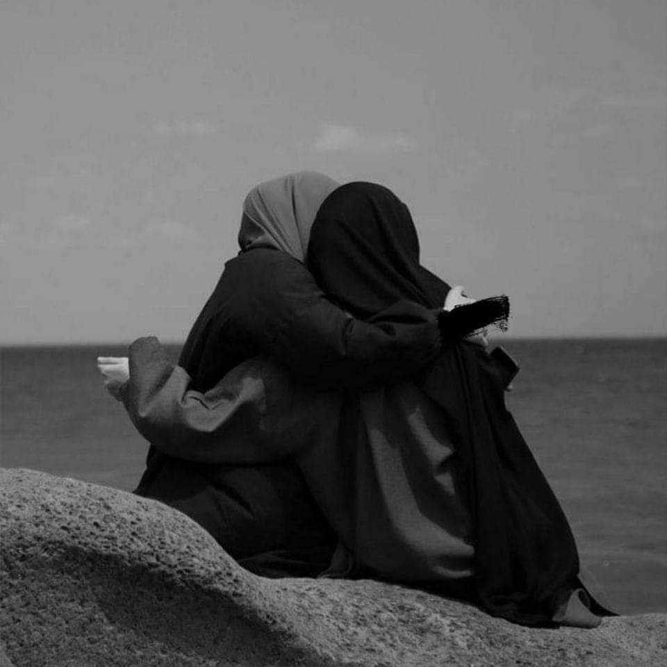 «قَلِّلْ مِنْ الأَصْحَابِ وَانْتَقِ مُخْلِصًا
يدْنُو إِليكَ إذَا الجَمِيعُ تَباعَدُوا.»