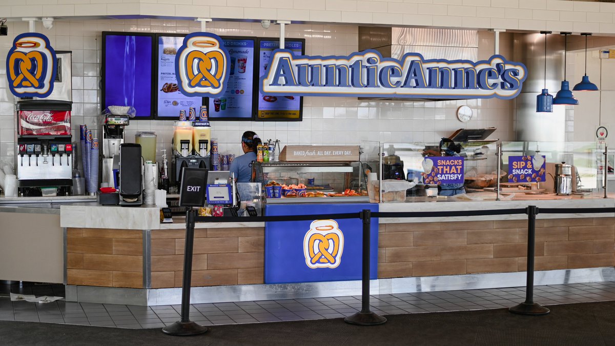 There's no mistaking the sweet smells of @AuntieAnnes as you walk towards our Concourse B gates. We've got 3 Auntie Anne's locations, one each in Concourses A, B and D. #MDOTbiz #NationalPretzelDay #pretzels #airports