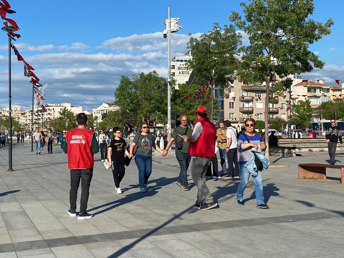 Çanakkale’de üyelerimiz bildirilerimizi dağıttı, afişlerimizi astı.✊