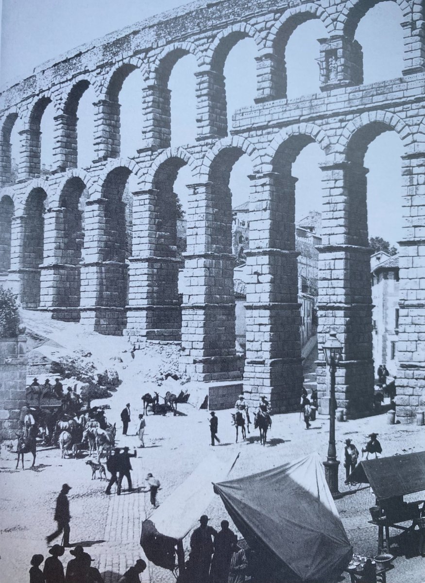 ℹEl sociólogo y antropólogo Lucien Levy viajó a Segovia en 1888. Con sus fotografías nos dejó una crónica de la vida que se realizaba junto al acueducto. ¡Os dejamos este ejemplo! 'El Acueducto en la fotografía'. Colección Sáez-Laguna #SegoviaDesconocida #RedescubreSegovia