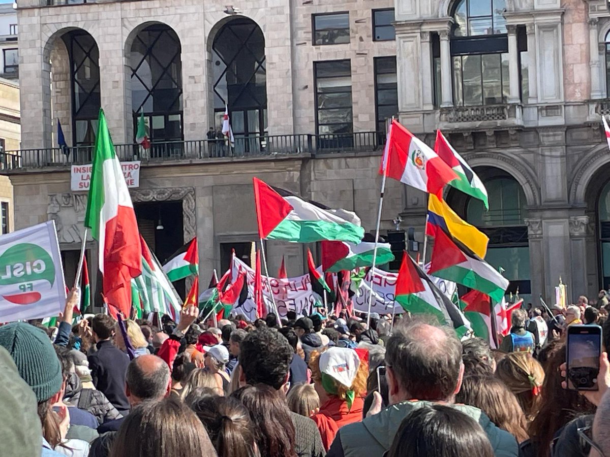 #25aprileFestadellaLIBERAZIONE #Milano también flamea la bandera  Peruana.
#25aprile_e_antifascista