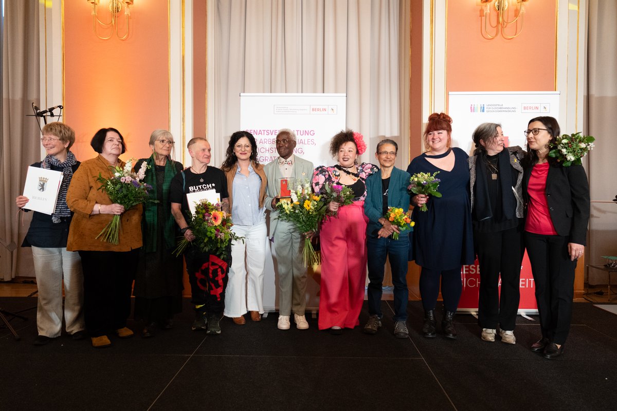 Heute Abend hat @canselK die Fotografin Deborah Moses Sanks mit dem Berliner Preis für Lesbische* Sichtbarkeit ausgezeichnet und zwei weitere Shortlist-Nominierte für ihr Engagement geehrt. Wir gratulieren! 💐👏 #Regenbogenhauptstadt 🏳️‍🌈 #LGBTQ #LSBTIQ ℹ️berlin.de/sen/asgiva/pre…