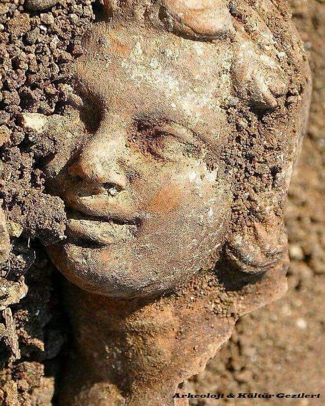 Kybira Antik Kenti Eros heykel başı keşfedilmiş. Çıkarılırken... Ne kadar mutlu görünüyor.