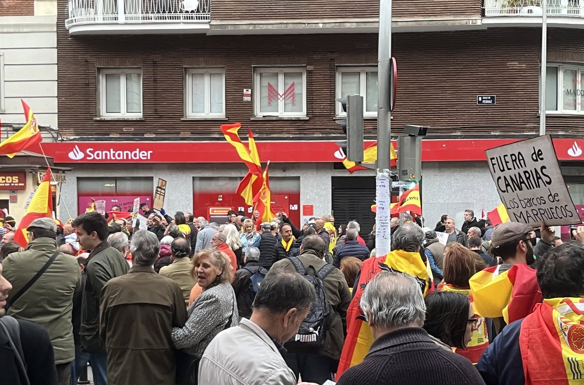 718esp's tweet photo. Pues hay ambientillo. Al final han cerrado la calle Ferraz. https://t.co/7Wp2v5YNfC