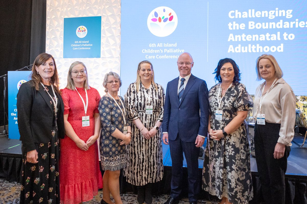 A wonderful example of A Collaborative Approach to Care from Hospital to Home presented to us by Sarah Banahan, Ursula O’Donoghue and Martina Kenny from the Roscommon Community Palliative Team at #cpcc2024 in Portlaoise. Pictured with Minister for Health, Stephen Donnelly T.D.