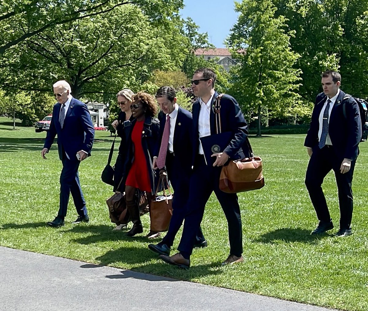 Dziś bez pytań, prezydent nie chciał podejść do dziennikarzy. Joe Biden wrócił właśnie do Białego Domu, był od wczoraj poza Waszyngtonem. @RMF24pl