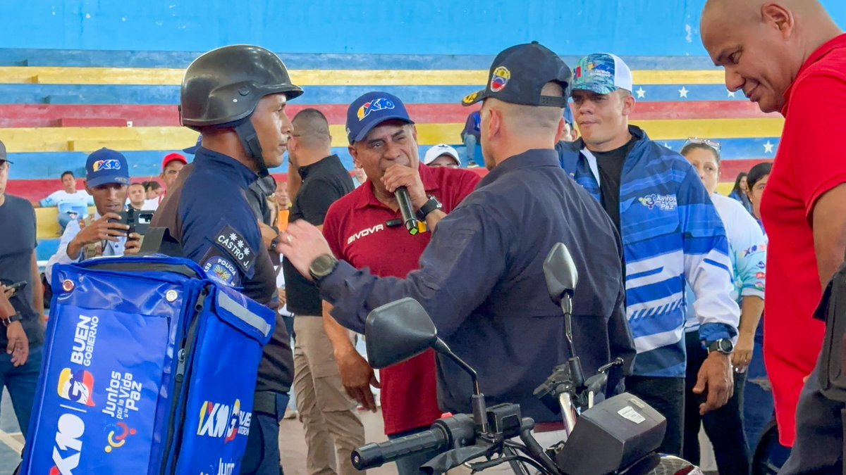 sucregobierno_b's tweet photo. El gobernador del estado Sucre, @GPintoVzla junto al padrino del 1x10 del Buen Gobierno en la entidad, @CeballosIchaso1 realizaron un acompañamiento a la mega jornada desplegada en el gimnasio Ely Montes del polideportivo Félix Lalito Velásquez, en Cumaná
#IgualdadYJusticiaSocial https://t.co/J65vZhTs1M