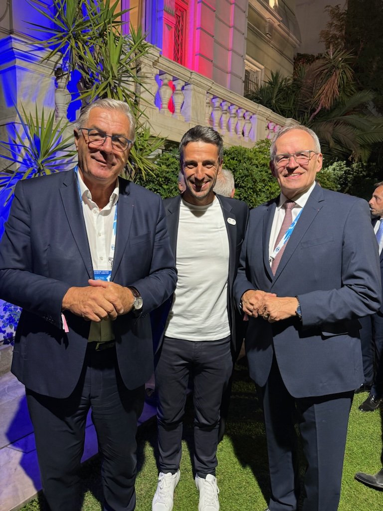 Remise de la Flamme olympique aux Français à Athènes. Elle embarquera demain sur le Belem pour rejoindre Marseille. Le Relais de la Flamme traversera 64 #Départements et territoires d’Outre-mer amènera ce symbole universel au plus près des Français.