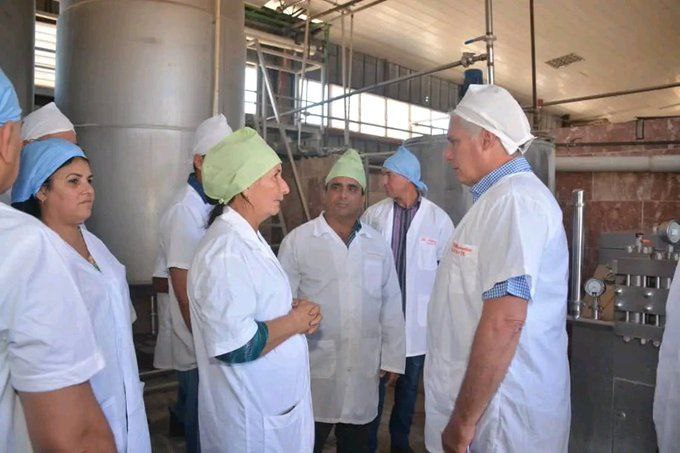 🇨🇺 Acompañado por @DrRobertoMOjeda, secretario de Organización del Comité Central del @PartidoPCC, @DiazCanelB, también llegó al Combinado de Productos Lácteos Cubanacán.