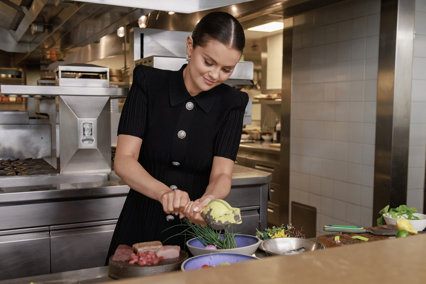 .@SelenaGomez’s Peruvian ceviche features bright citrus, fresh raw tuna and ripe avocado 🍋🥑 Would you try this on the menu at CUT? #SelenaAndRestaurant