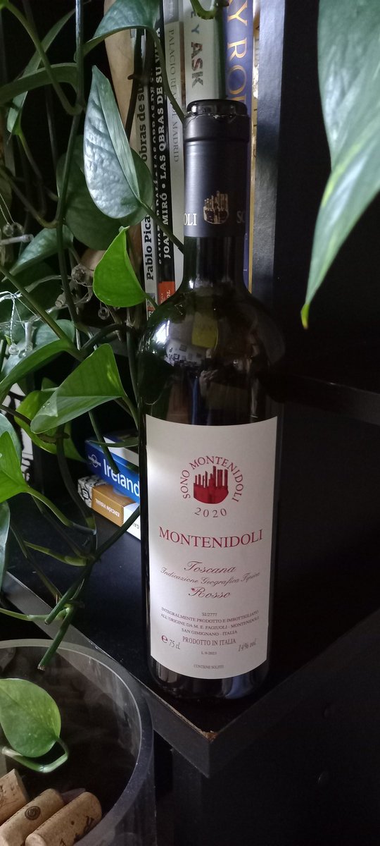 Friday night rugby, and a #Sangiovese from #Tuscany to enjoy from a wonderful lady. @JohnMFodera @Vinofilosofia @RussellVine1981 @7MikeCollins6 @teej61 @JT_in_LA @cynthia_hayes @SeagreenWench @MikeGio @groutie60 @pietrosd @winetimelondon @WineMan147 @scott_houchin @CHARLIEWINES