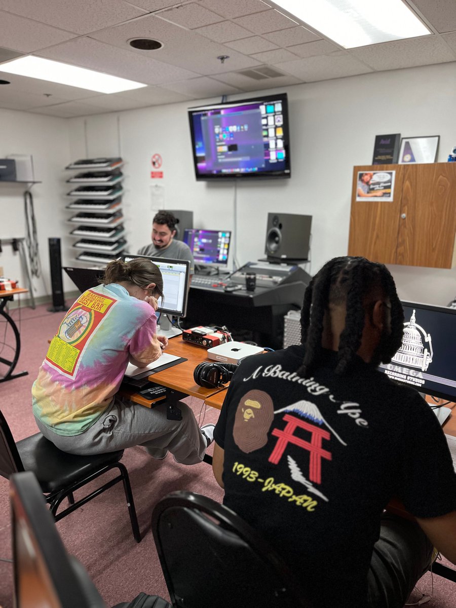 Engineer Phil reviewing questions with students in preparation for their Pro Tools 110 exam! #audioengineering #audioengineer #music #studio #school #recording #mixing #ProTools #digitalaudio #musictech #Avid #rockvillemd