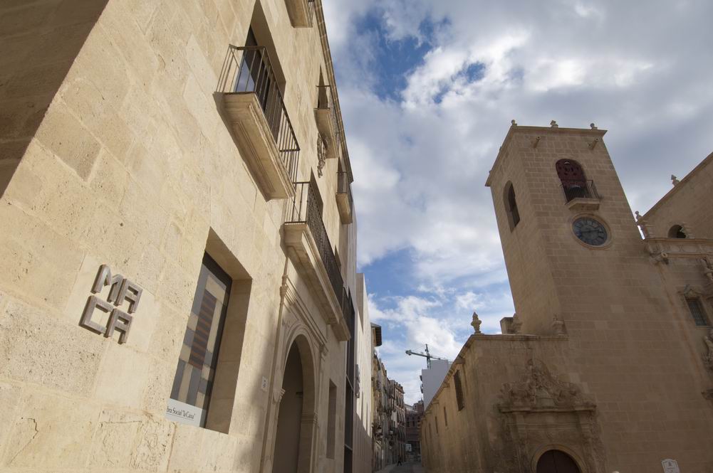 Don't miss the chance to visit the @MACAAlicante Museum if you're in #Alicante! Discover works by artists like Tapies or Picasso, and there are always special exhibitions that change every few months. 🎨🖼️ Immerse yourself in art! 📍Plaza de Santa María, 3, Alicante