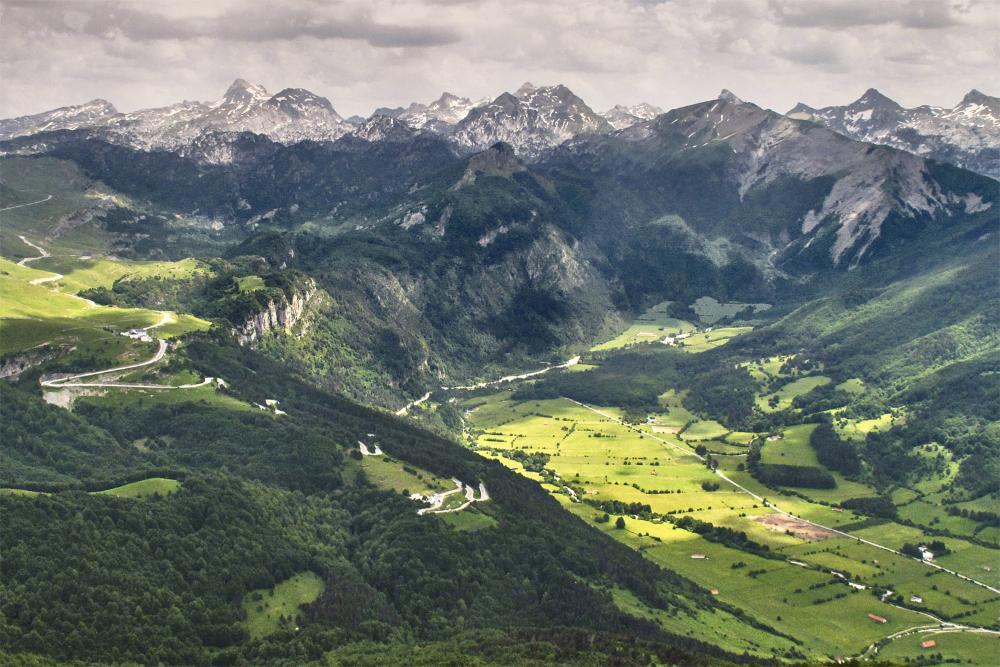 Plan perfektua bilatzen duzu Maiatzeko Zubirako? Nafarroa zain duzu, bi aukera zirraragarriekin! 🌼🏞️ Gustu guztietarako zerbait dago! Zein izango da zure aukera? Zatoz eta deskubritu! ✨visitnavarra.es/eu/w/2023-maia… #NafarroaTurismoa #NafarroaBisitatu