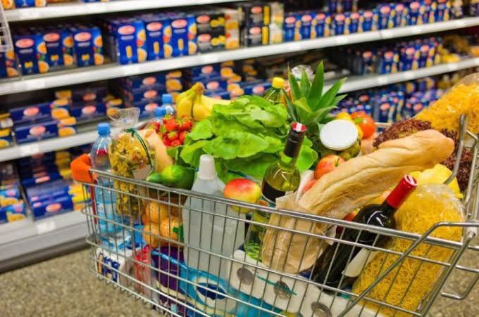 🚨URGENTE: De acordo com o Índice de Preços ao Consumidor de Abril, a inflação de alimentos e bebidas foi reduzida em 0,92% nos últimos quatro meses. Por favor, comentem COM LULA É MAIS BARATO. Além disso, FAÇAM O L!🇧🇷👍 🗞️Os dados foram levantados por @viccommie! Sigam