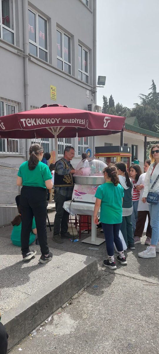 23 Nisan çocuk kermesimizi öğretmenlerimizin ve velilerimizin desteğiyle coşkulu bir katılımla tamamladık.Emeği geçen Öğretmenlerimize,Okul aile birliğimize ve velilerimize teşekkür ederiz.