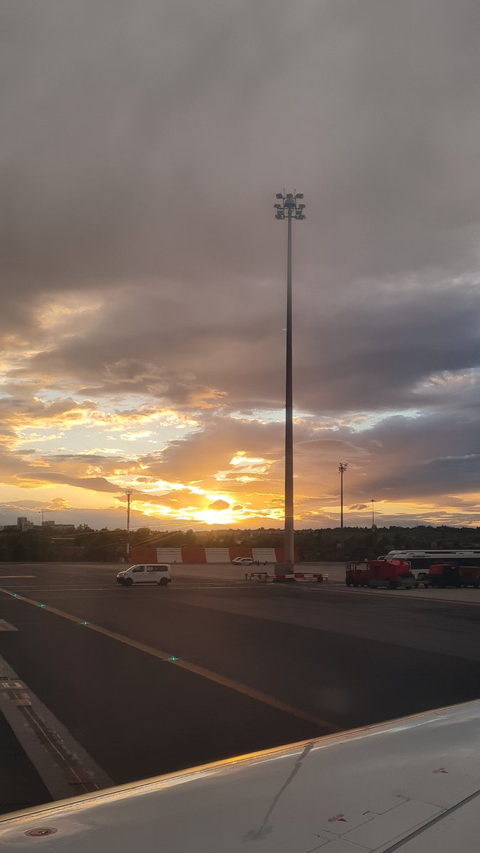 Leaving Madrid just at sunset 🤍✈️ Friday at last!!