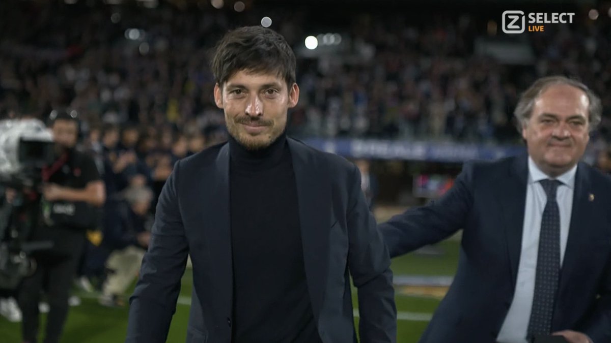 📸 - David Silva is getting honored ahead of the game. One of the best midfielders in football history.