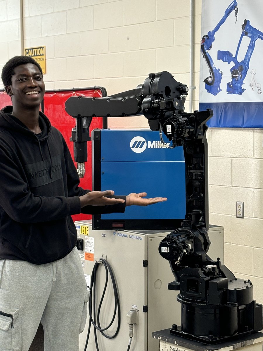 Meadowdate CTC senior, Waly Ndiaye, has officially finished refurbishing one of the Robotics robots! 🤖 Waly degreased, wire-wheeled, and sanded the robot before painting it black. He will be installing new graphics and the new Miller Continuum 350 weld package! Great work! 👏