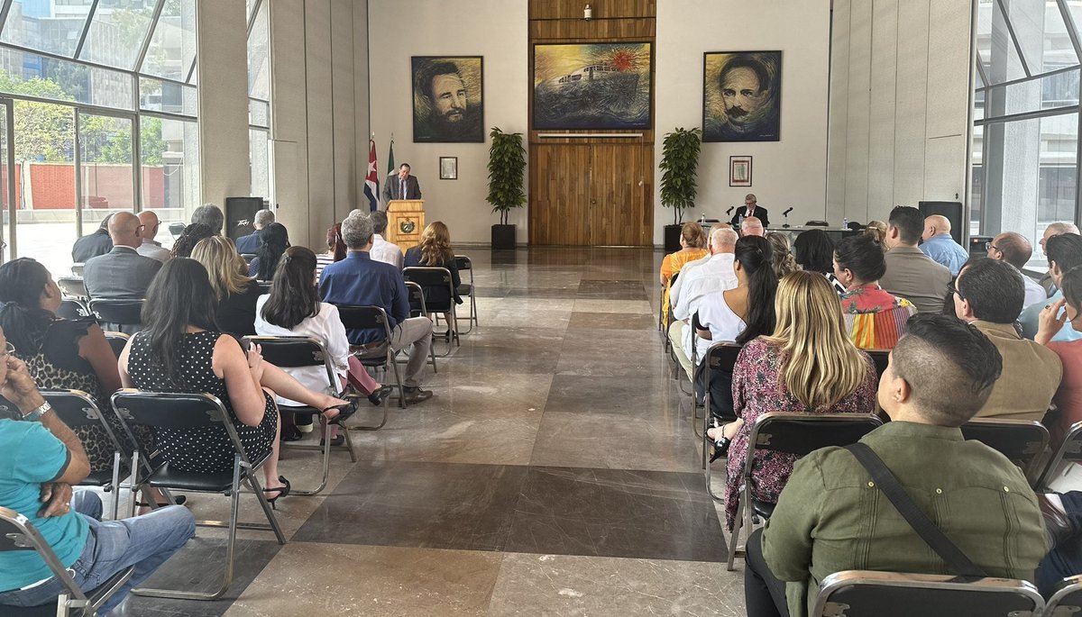 🇨🇺 Este viernes intercambiamos con los miembros de la @EmbaCuMex, a quienes explicamos detalles sobre la actualidad nacional y agradecimos el respaldo que dan con su trabajo cotidiano a la labor que en esta hermana nación🇲🇽 realizan nuestros colaboradores de la #Salud.