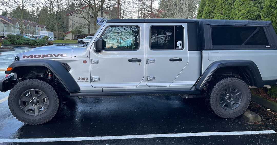 'Looks great and very functional. No visible water leaks, even driving in heavy rain. I recommend it to all Gladiator owners 100%! 📸Kyu C. 📍Washington OUTLANDER Soft #trucktopper #acitrucklife #truckbedstorage #offroading #OIIIIIIIO #JeepFamily #itsajeepthing #jeeptruck