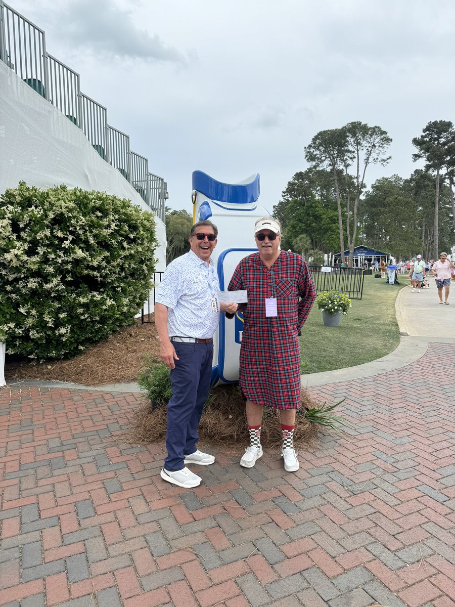 RBC_Heritage's tweet photo. Driving for a cause.
 
Hilton Head local and Uber driver, Carlton Bryant, donated 15% of his profits and all tips from his rides during the #RBCHeritage. During tournament week he drove: 📍 86 Passenger trips ⌚ 40 Hours and 32 minutes driving 🚗 685 Miles on Hilton Head https://t.co/Mar7xNFORy