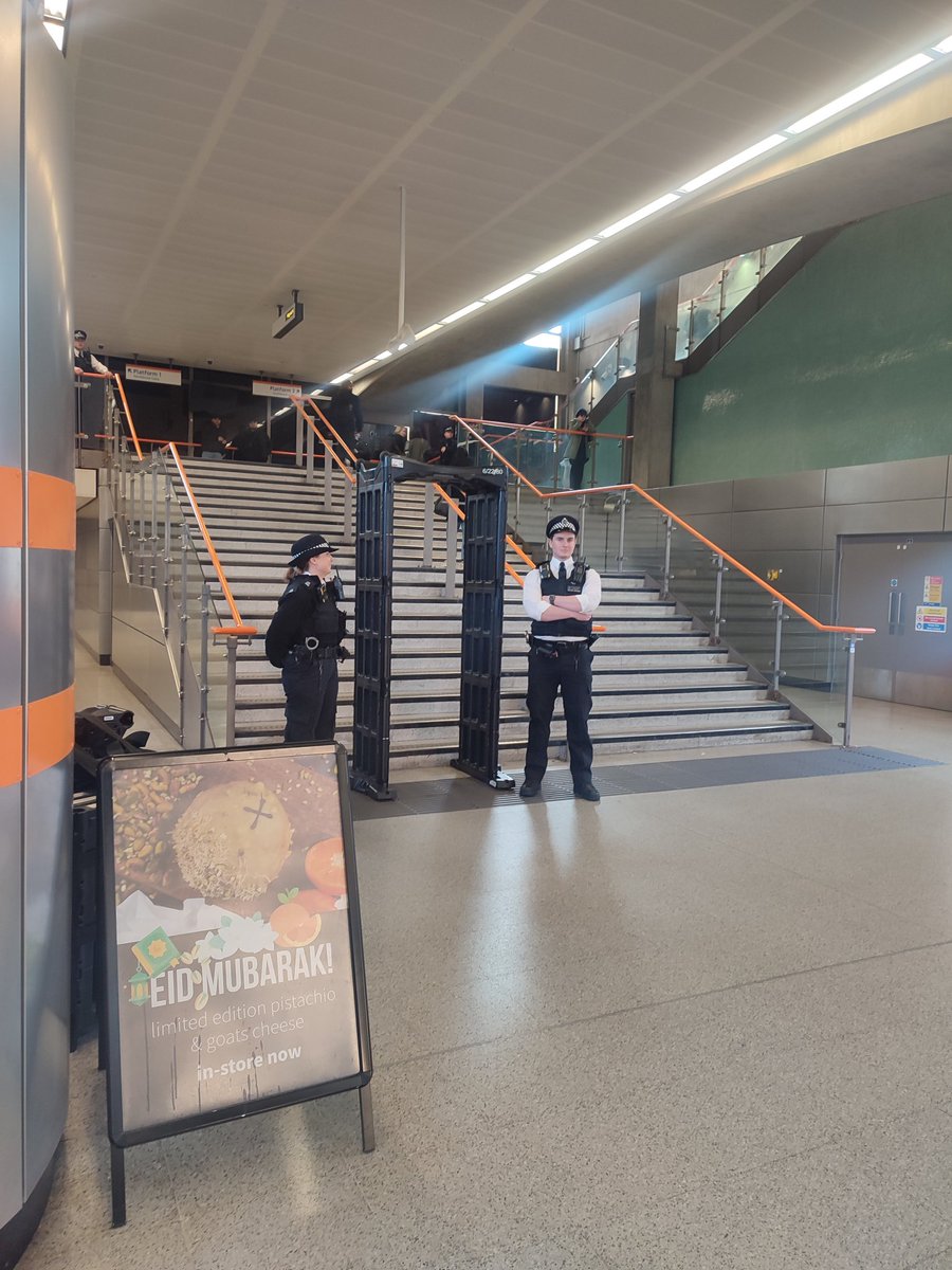 Anti knife and drug op running in Shoreditch and Bunhill this evening , safe travels people #KnifeCrime