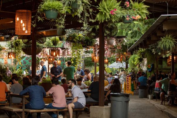 Whether you want to grab a coffee or have a meal, there’s a happening spot to do it — alfresco. ☀️ 🍹 Come hang out with us at some of the best outdoor patios in San Antonio: bit.ly/4aOu7CX 📸 : Elsewhere - Garden Bar & Kitchen #VisitSanAntonio