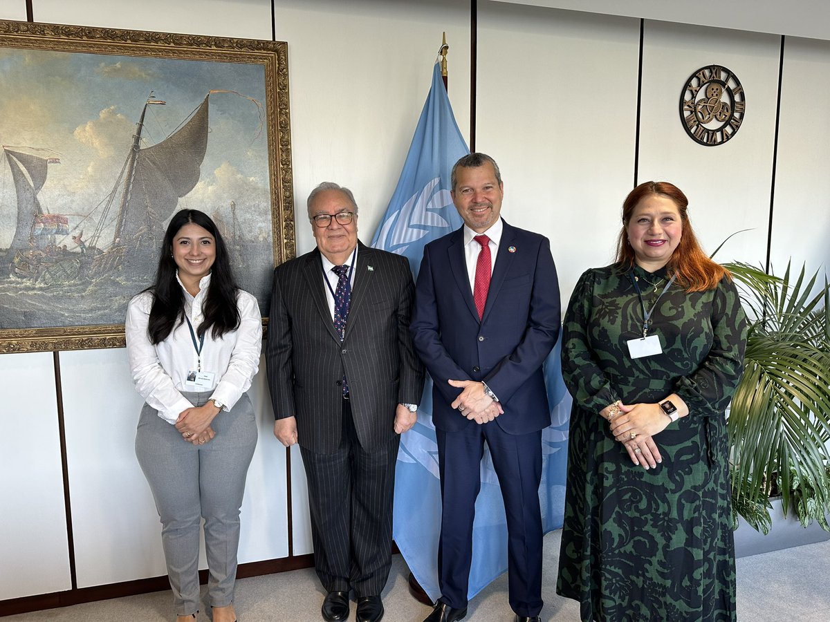 As Permanent Representative Ambassador to the International Maritime Organization IMO we had a constructive meeting with the new Secretary General Arsenio Domínguez in the company of the Deputy Director of the Merchant Navy Laura Rivera and Natalia Molina, excellent officials!