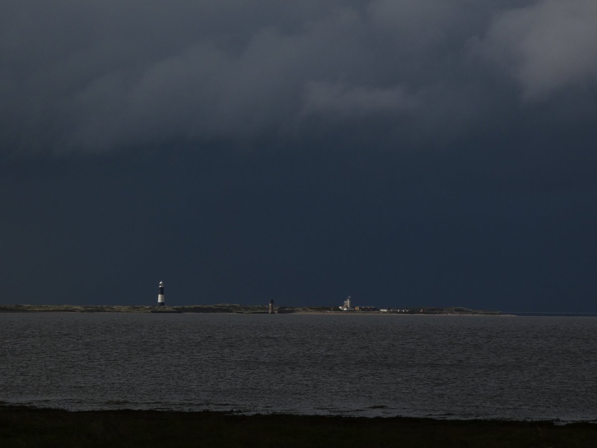 Certainly one of the darkest skies I've seen over the Spurn peninsula in a while this morning. Fortunately with the clouds heading away. @spurnbirdobs @YorksWildlife