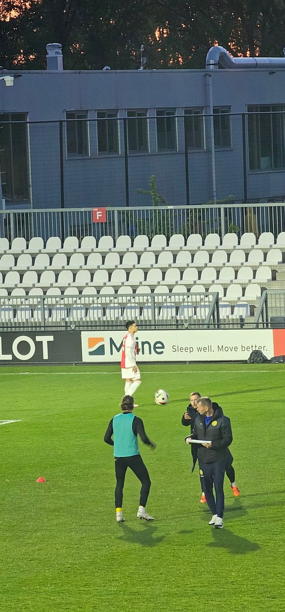 Bij Jong Ajax gaat Nassef Chourak invallen. Waarschijnlijk als vervanger van Rida Chahid die het duidelijk erg lastig had tegen Roda #jajrod