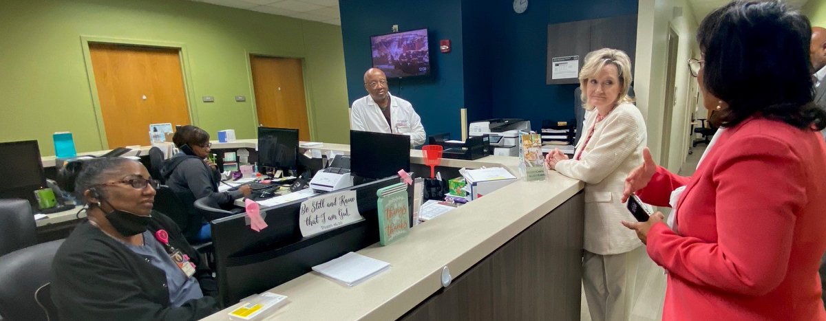 HCAdvocacy's tweet photo. Another WIN this week! 😉🌟

Jackson-Hinds Comprehensive Community Health Center @JHchcMS and Community Health Centers of MS recently hosted @SenHydeSmith and presented her with an award for being a Community Health Center Champion! 🙌🏽 🙌🏽 🙌🏽 

Share your wins with us too! https://t.co/L5OZAasSpQ
