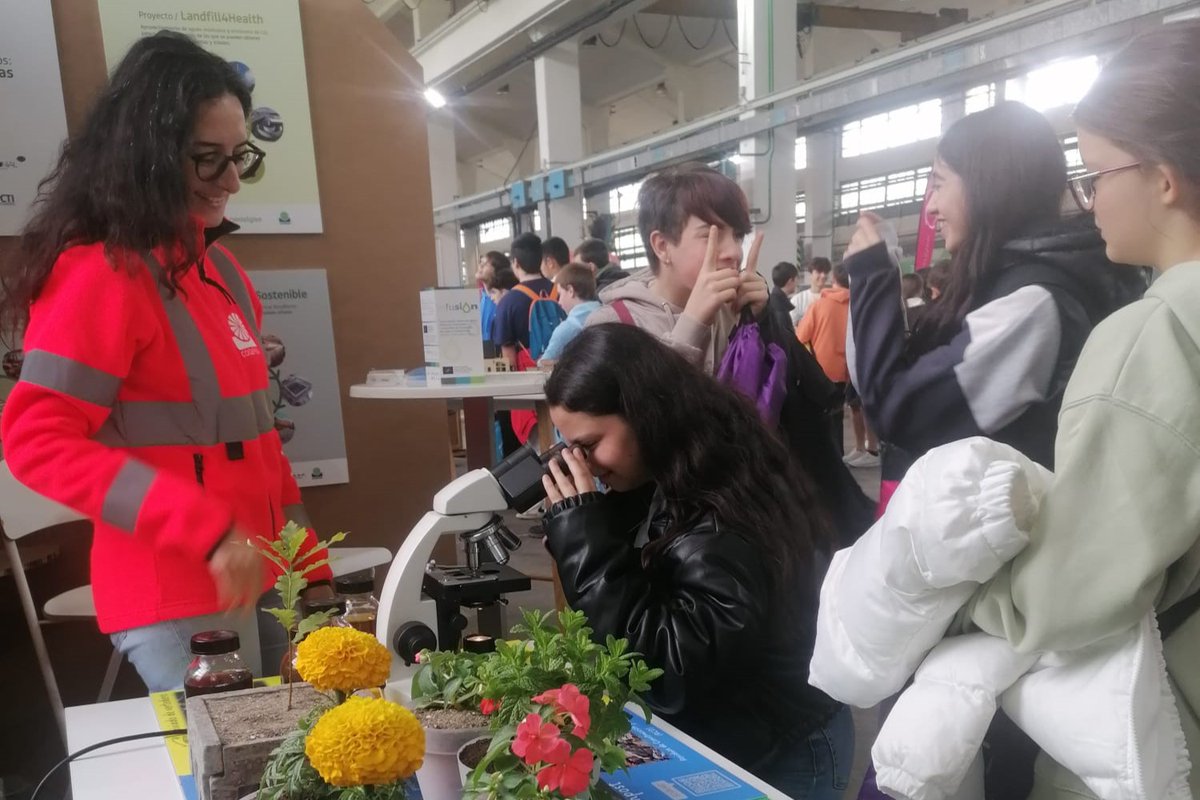 #Cogersa, uno de los 350 expositores que ha llevado hoy su estrategia de I+D+i a la segunda edición de la Feria de la Ciencia y la Innovación de Asturias, celebrada en la Fábrica de Armas #Oviedo.

👏El stand de #EconomíaCircular ha recibido la visita de decenas de estudiantes