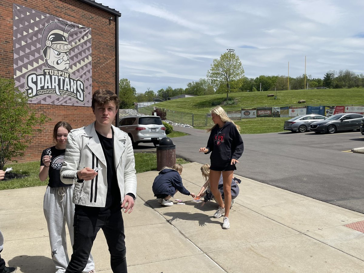 Never know what you’re going to see around @TurpinSpartans HS on a Friday afternoon! Mr Schulcz’s Intro to College Math students used Desmos & a 3D printer to create bubble wands. Competition for most bubbles and biggest bubbles! Creating experiences for kids! @FHSchools