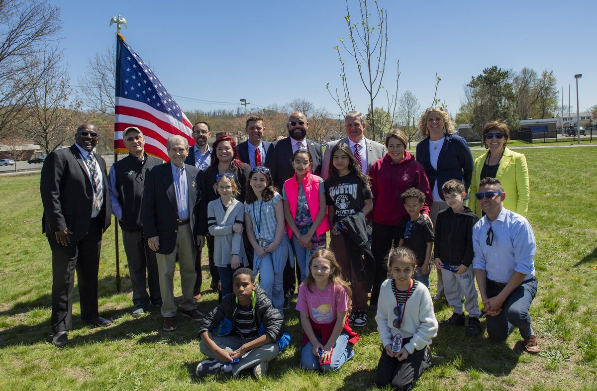 🌳WE DID IT!🌳This Arbor Day we planted the 40,000th tree of the Greening the Gateway Cities program with help from @EEASecretary & @MassGovernor in Chicopee! We also announced the new Cooling Corridors program to bring the benefits of trees to more communities across the state!