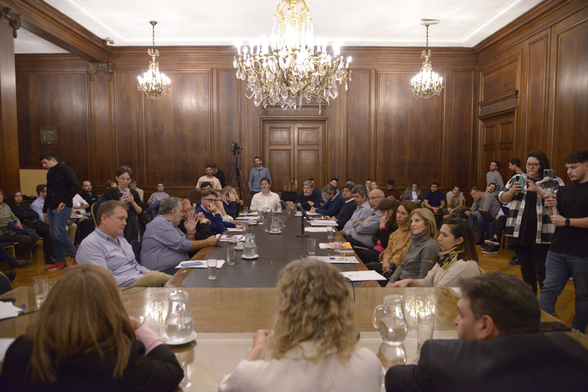 Participé de la reunión conjunta de las comisiones de Presupuesto y Espacio Público. Discutimos los proyectos de readecuación tarifaria y ampliación presupuestaria. Hablé de la importancia de cobrarle más a quienes mas tienen. Las concesiones deben actualizarse por inflación