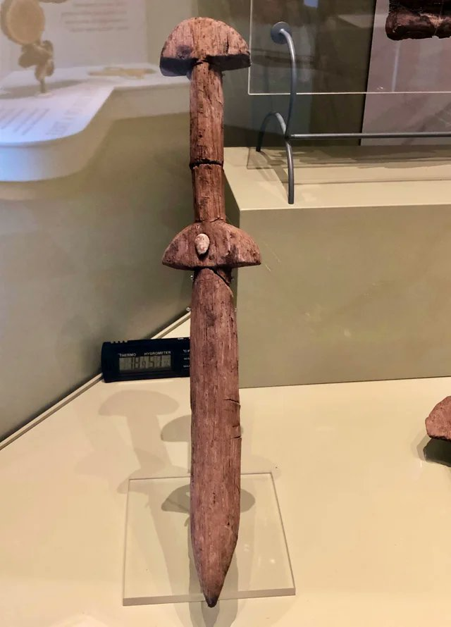 Espada de madera de un niño romano de 2.000 años de antigüedad encontrada en el fuerte de Vindolanda, en el norte de Inglaterra.