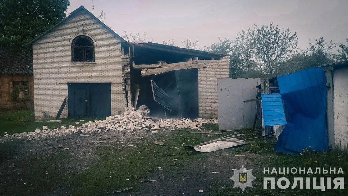 Две пожилые женщины погибли и ещё три человека были ранены в результате удара по городу Сумы. Как сообщили в МВД Украины, российские самолёты сбросили две авиабомбы. Повреждены многоэтажки и частные дома, отметили в ведомстве.
