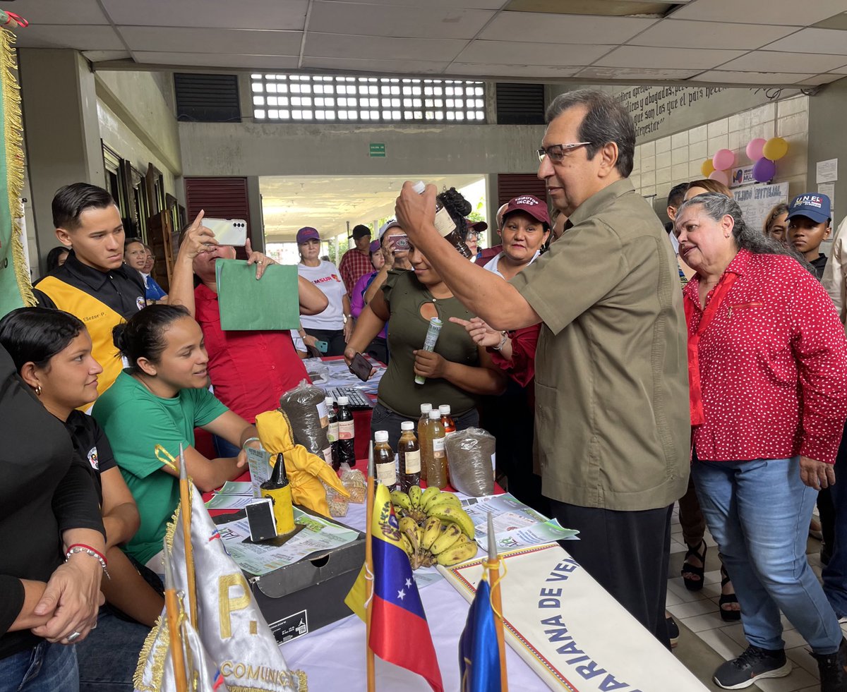 Recorrimos la exposición de los trabajos que realiza la mujer barinesa a través de la Gran Misión Venezuela Mujer, resaltando el vértice 2 'Educación para el empoderamiento de la mujer Venezolana'. Vivan las mujeres!!