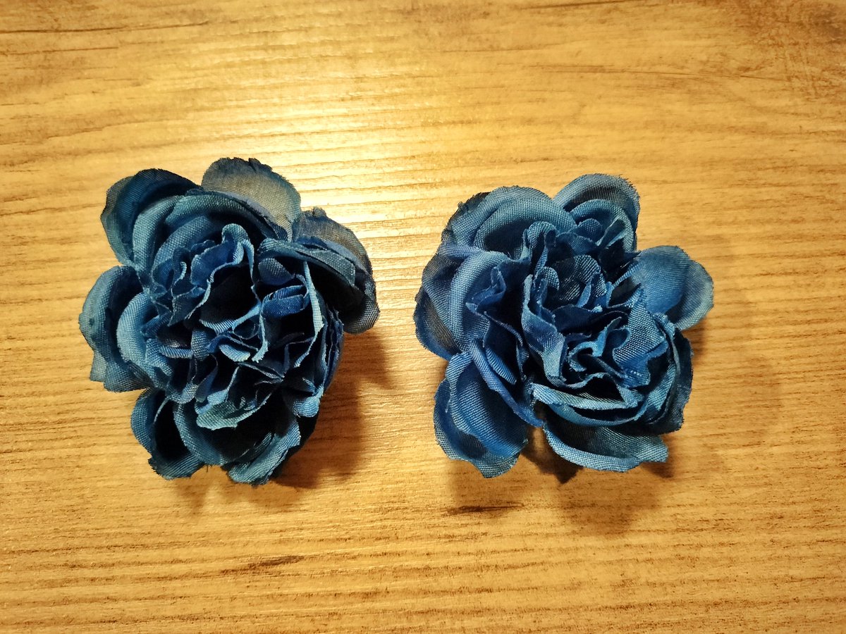 昨日思い立ってダイソーで見つけてきた小ぶりな青いバラ(1束4輪) 試し