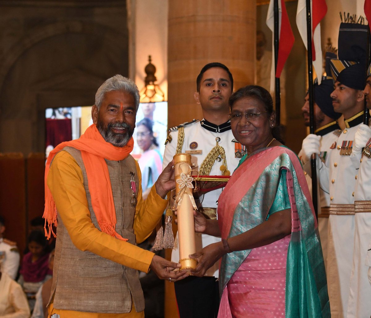 I met 2 members of 'Jal Gram Samiti' formed in #Jhakni village of Banda, UP. The unit works for water conservation so as to increase groundwater level in arid Bundelkhand region. Recognising the exemplary work, its founder Uma Shankar Pandey was awarded with Padma Shri last year.