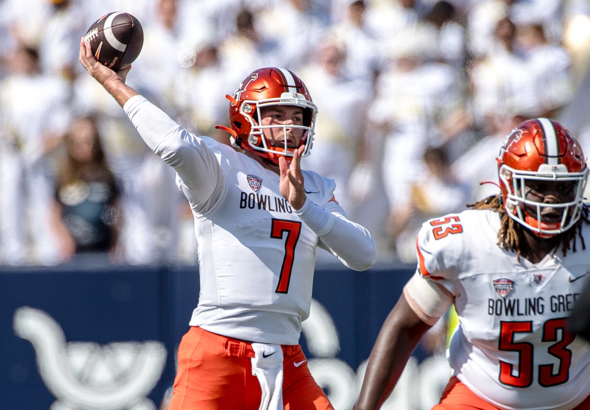 𝗗𝗶𝗱 𝘆𝗼𝘂 𝗞𝗻𝗼𝘄? Bowling Green is one of 27 FBS teams that returns its head coach, coordinators & starting QB from the 2023 season. Of those 27 QBs, BGSU's QB Connor Bazelak is No. 2 in career passing yards with 9,301 yards. He trails only Spencer Sanders from Ole Miss.