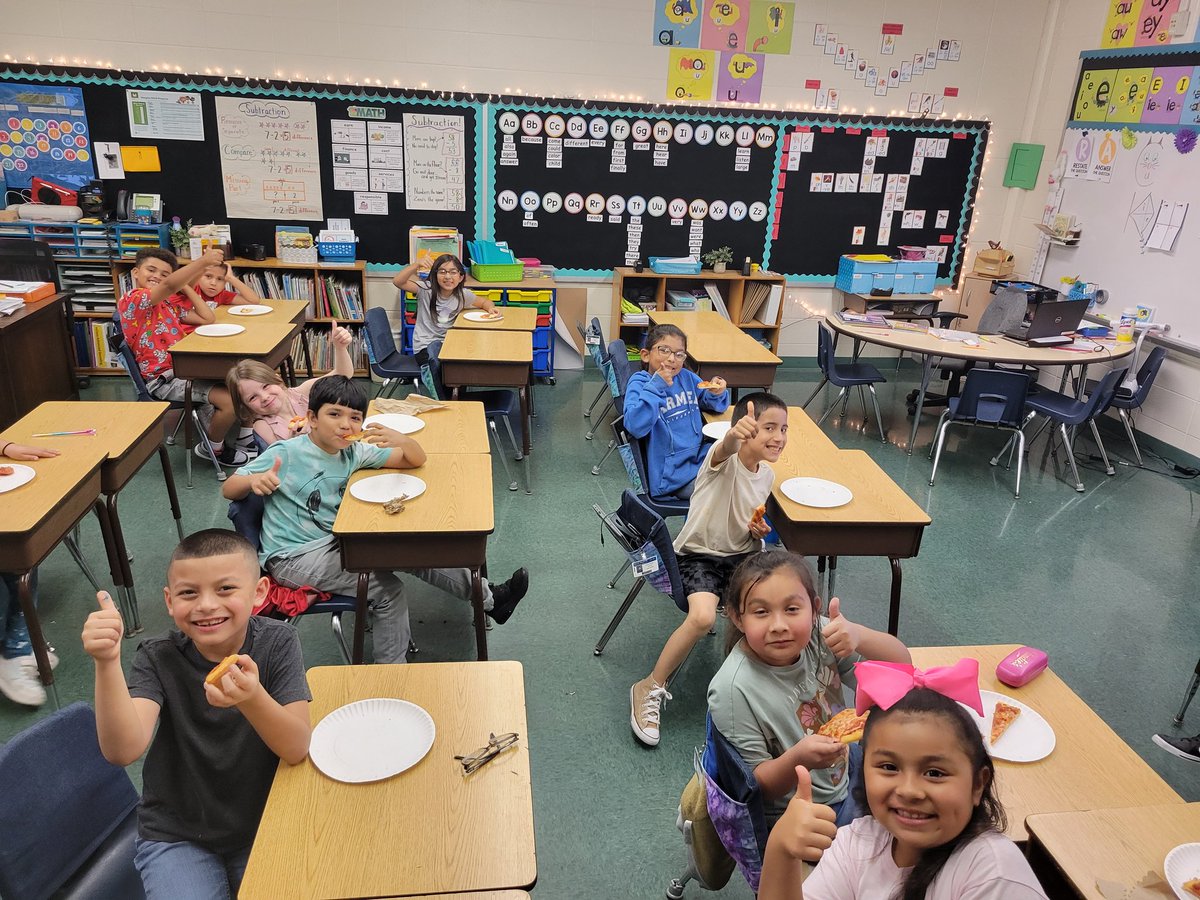 Congratulations second graders for having highest attendance for 5th grading period! Thank you @r0hernandez and School Leadership for providing the treat! @CCISD @JohnAPrezas