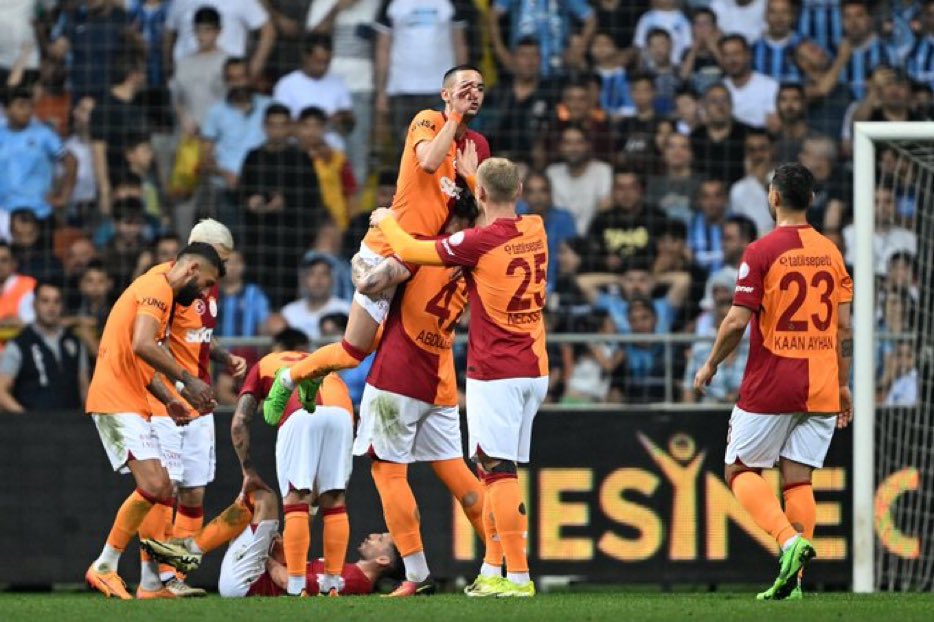 🧿🤝Galatasaray, 93 puanla Fenerbahçe'ye ait olan 'ligde en çok puan toplayan takım' rekorunu egale etti.