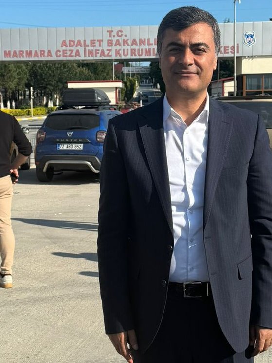 Van Büyükşehir Belediye Eşbaşkanımız Abdullah Zeydan, HDP Eski Eş Genel Başkanı Selahattin Demirtaş ve Diyarbakır Eski Belediye Eşbaşkanı Selçuk Mızraklı'yı Edirne F tipi cezaevinde, Van Büyükşehir Belediyesi eski Eşbaşkanımız Bekir Kaya'yı ise İstanbul Marmara L tipi cezaevinde